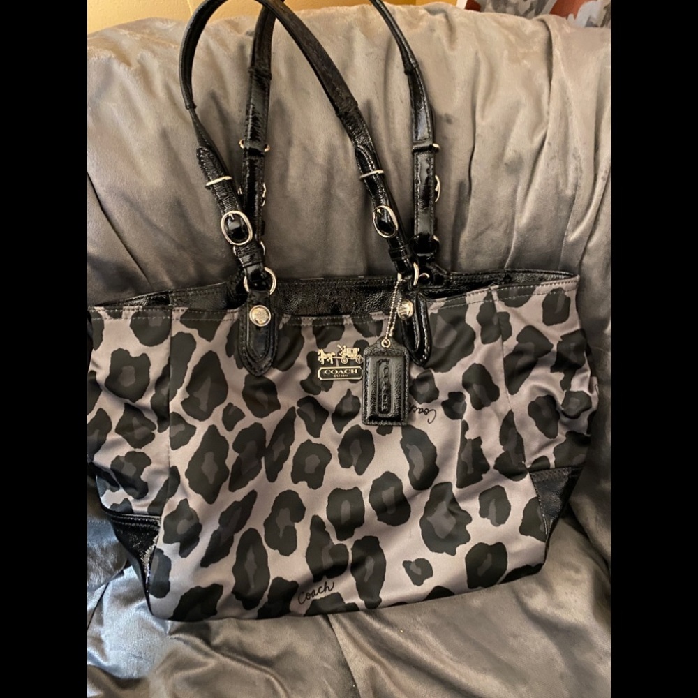 Beautiful Coach leopard print purse! 🤍🖤